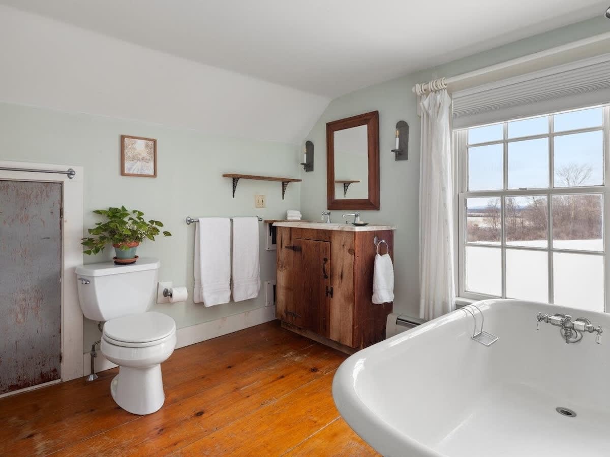 Farm House north bathroom